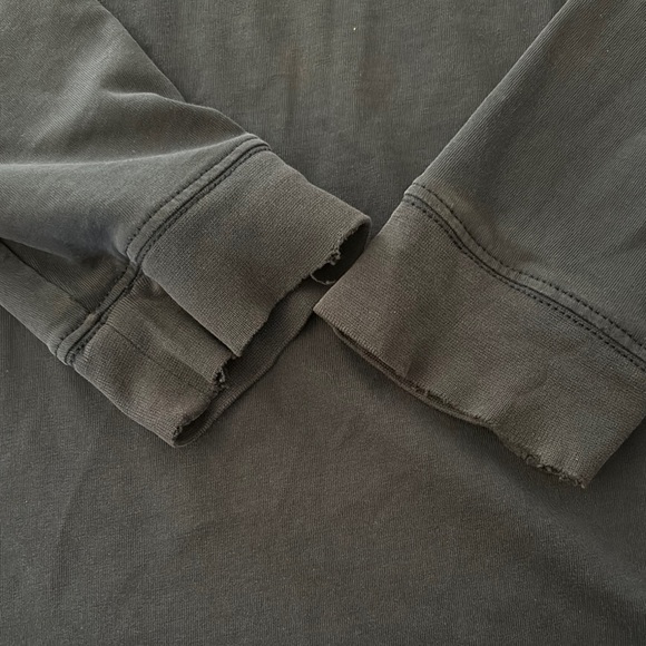 Carhartt Black Long Sleeve Tee for Everyday Comfort - Picture 2 of 4